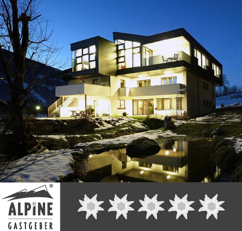 ein großes Haus wird nachts beleuchtet in der Unterkunft Ferienwohnung für 5 Personen  1 Kind ca 65 m in Aschau im Zillertal, Tirol Nordtirol in Aschau