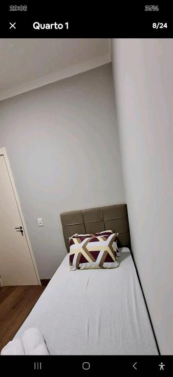 利梅拉的住宿－Apartamento em limeira，一间白色客房内的床铺卧室