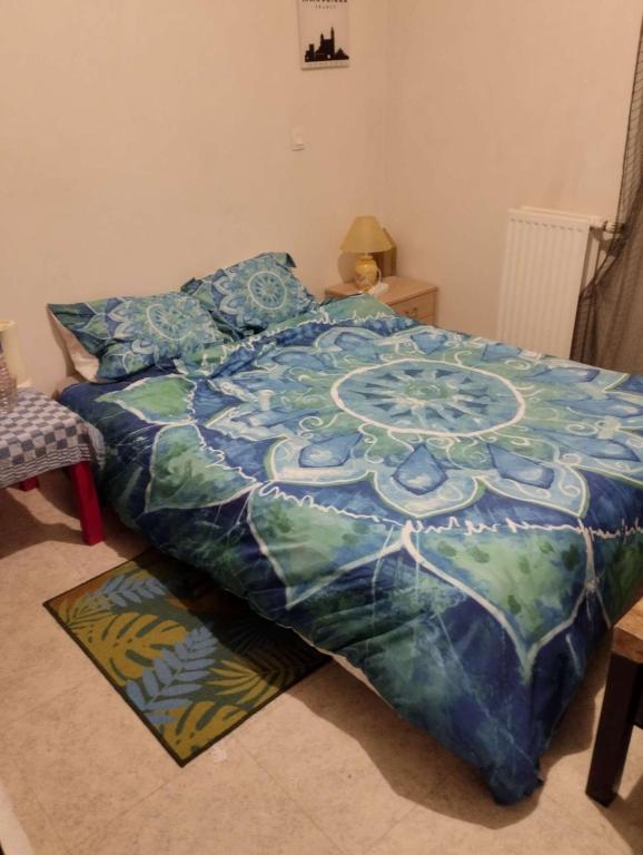 Ένα ή περισσότερα κρεβάτια σε δωμάτιο στο Cozy chambre en Clichy, tout près de Paris