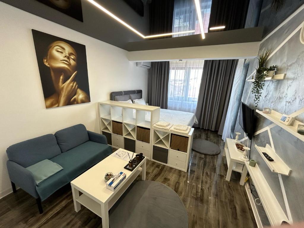 Habitación pequeña con sofá y cama en Perla Home en Popeşti-Leordeni