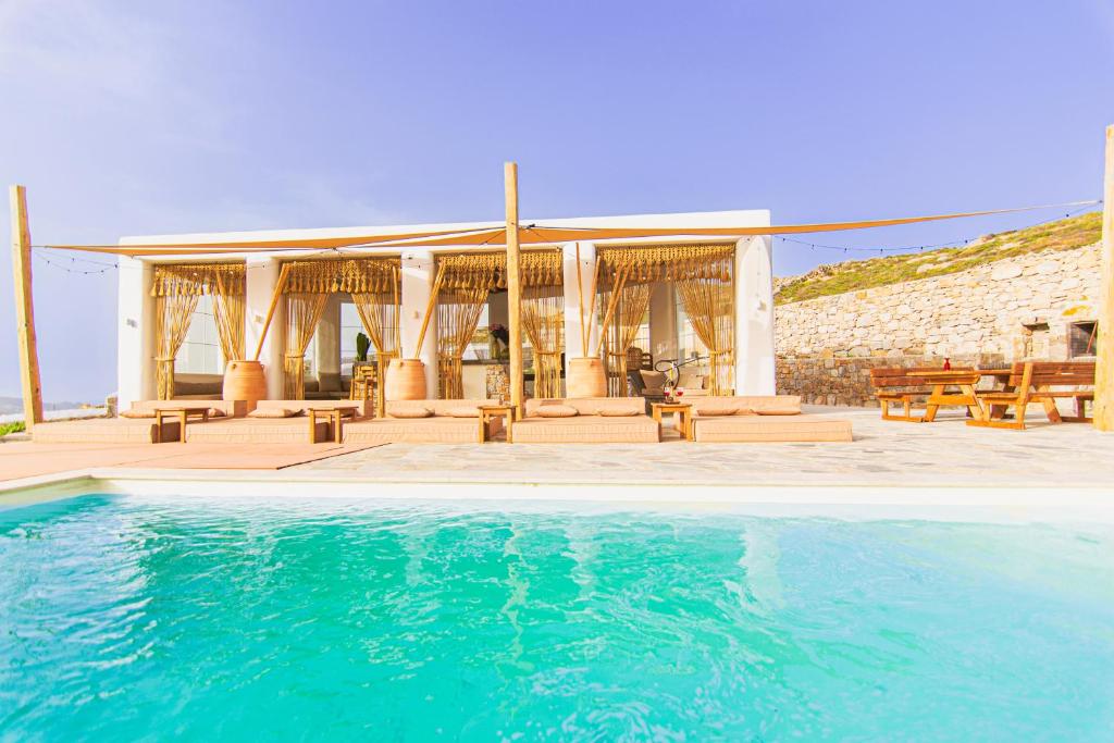 Bazén v ubytovaní Villa Poppy Mykonos alebo v jeho blízkosti