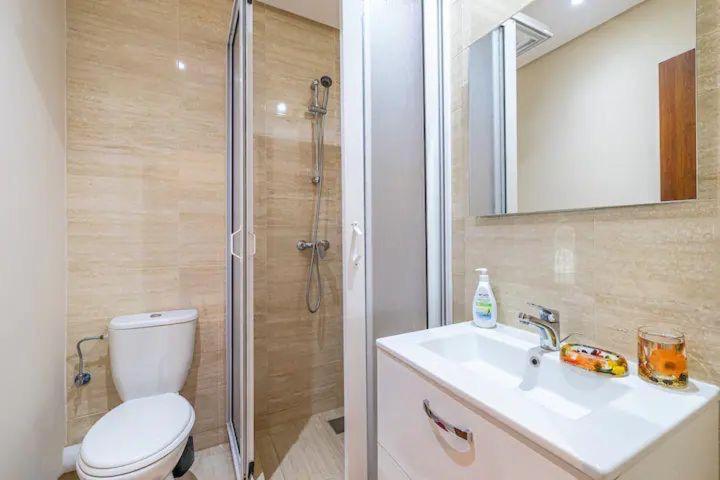 een badkamer met een douche, een toilet en een wastafel bij Chez taux in Marrakesh