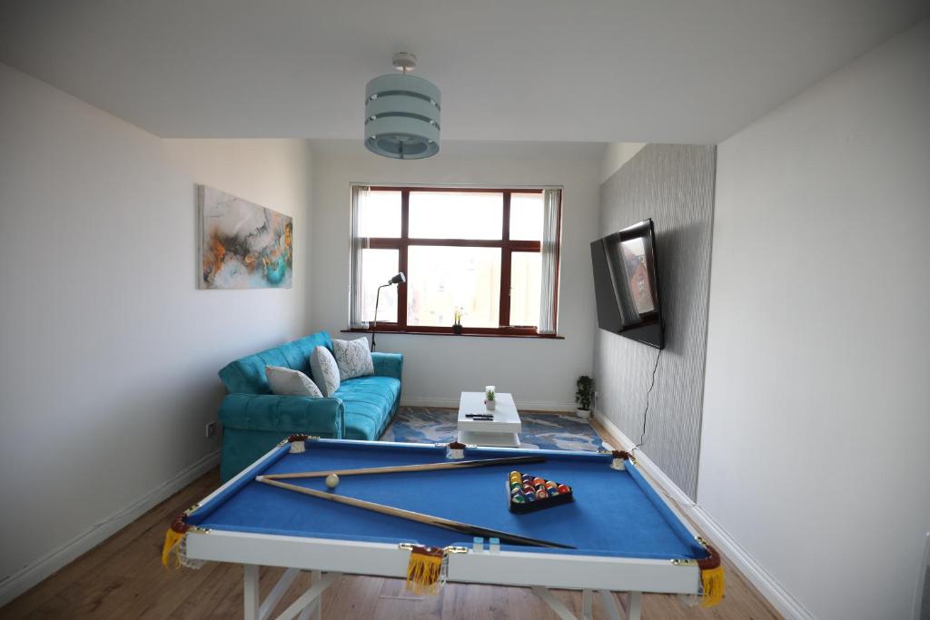 un soggiorno con tavolo da biliardo di Luxury 1 Bed - Duplex Apartments a Leicester
