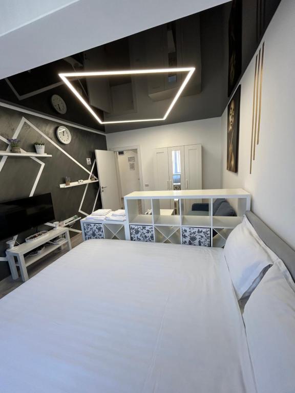 um quarto com uma grande cama branca em Perla Home - Studio 9 em Popeşti-Leordeni