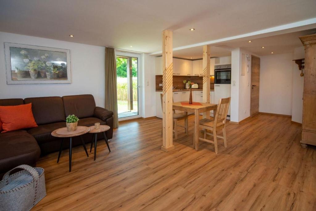 una sala de estar con un sofá y una mesa en Ferienwohnung Mopsfidel, en Pfronten