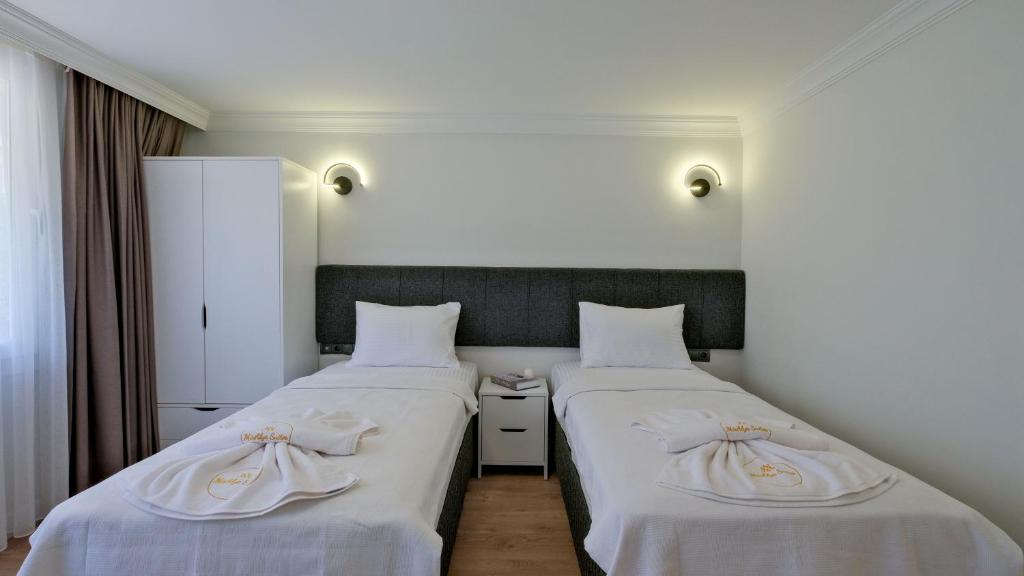 Postel nebo postele na pokoji v ubytování Miralya Suites