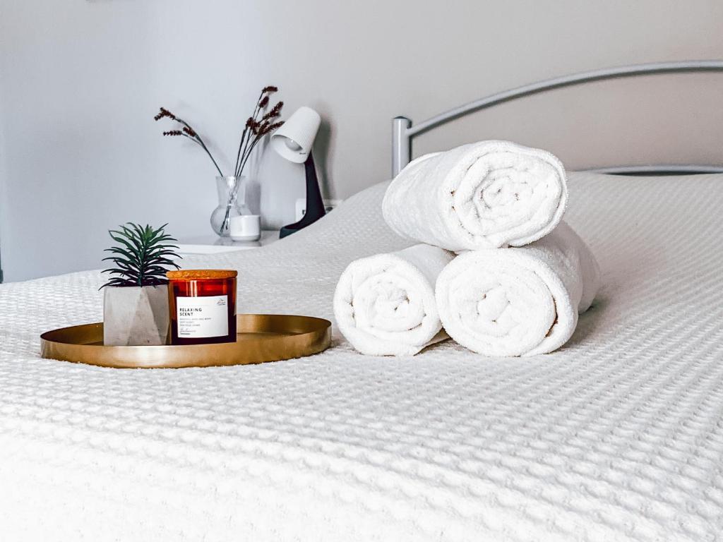 stos ręczników na łóżku w obiekcie Iria Apartment w mieście Polijiros