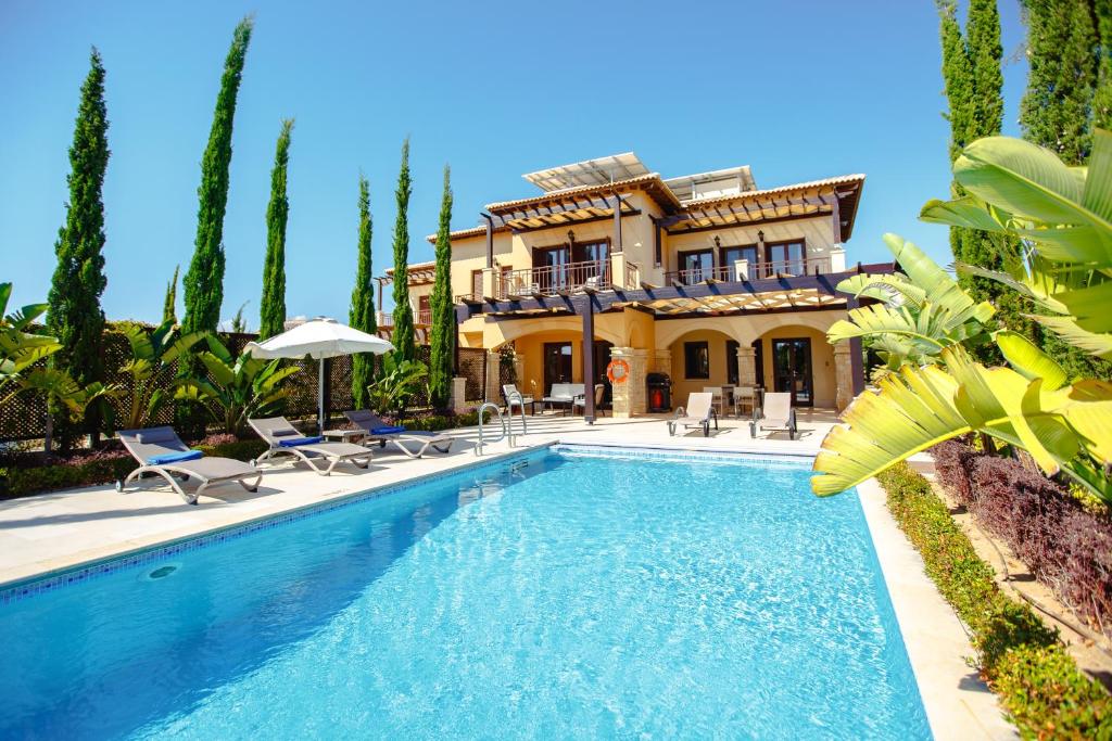 Swimmingpoolen hos eller tæt på Luxury Elite Villa AJ04 complete with a private, climate controlled pool and a relaxing outdoor Jacuzzi, Aphrodite Hills Resort