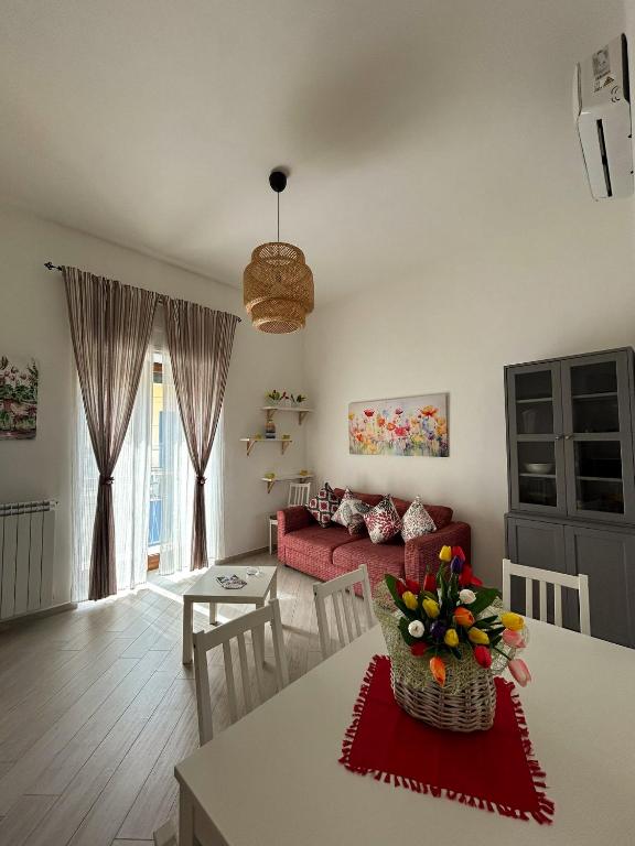 sala de estar con sofá rojo y mesa en Luna's Apartment en Sant'Agnello