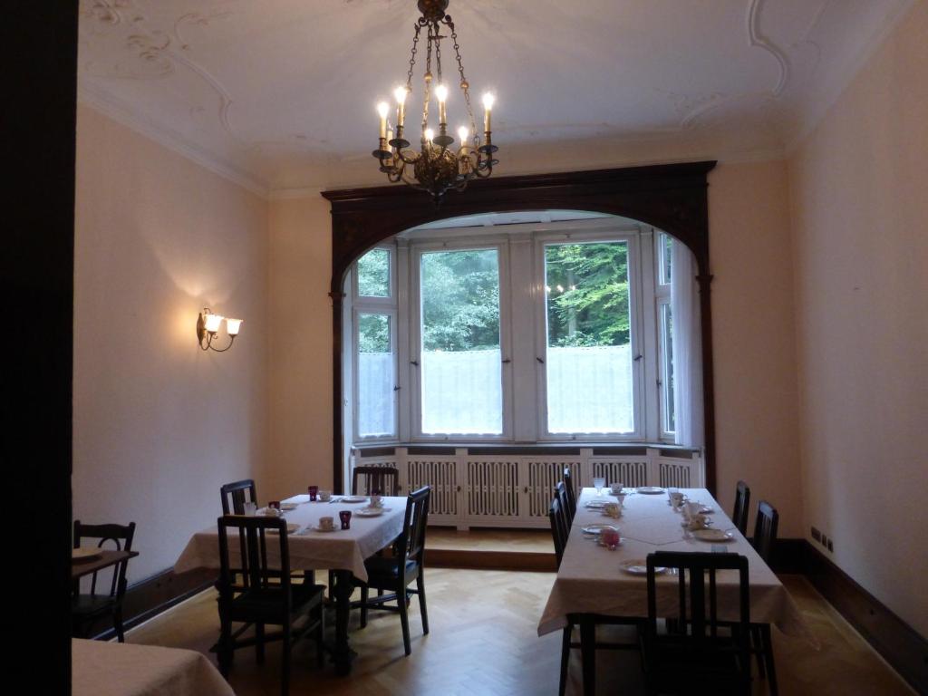 a dining room table and chairs in a room at Hotel Villa Tosca in Hannover