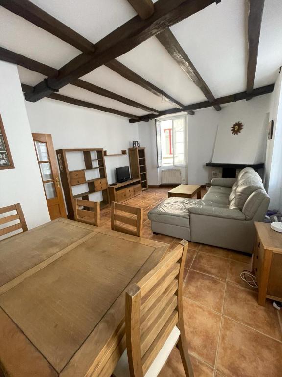 un salon avec un canapé et une table dans l'établissement Spacieux T4 Cœur de ville, à Hendaye