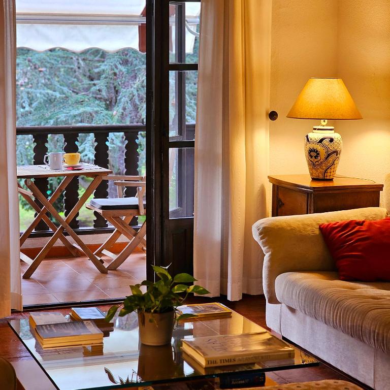 Apartamento Parque Gredos في آريناس دي سان بيدرو: غرفة معيشة مع أريكة وطاولة