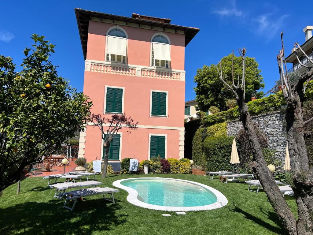 - un bâtiment avec une piscine en face dans l'établissement "Villa degli Ulivi" Wonderful Villa with private pool and sea view, à Recco