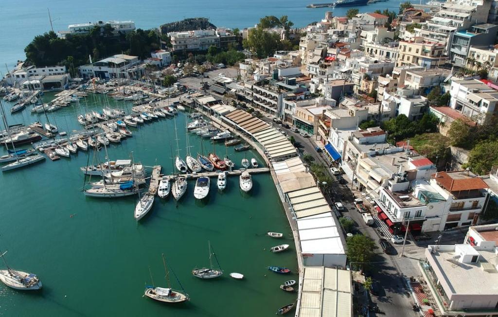 una vista aérea de un puerto con barcos en el agua en Ήσυχο σπίτι στο Μικρολίμανο, en Pireo
