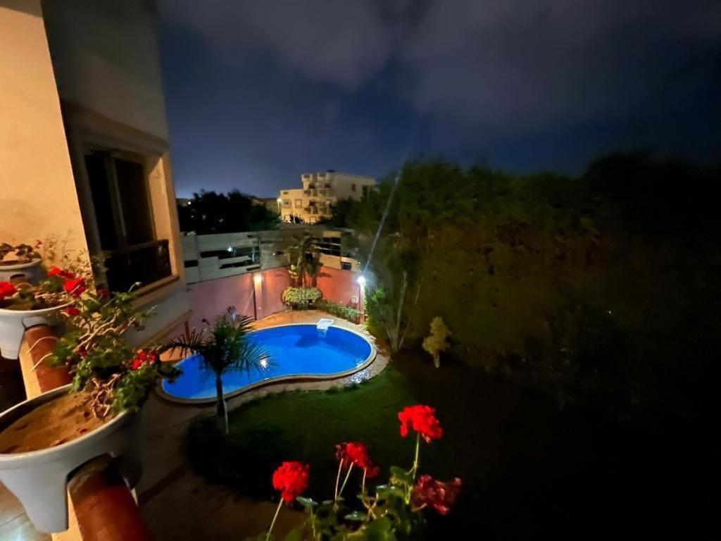 Výhled na bazén z ubytování villa In Beverly Hills Compound with pool&garden-sheikh zayed nebo okolí