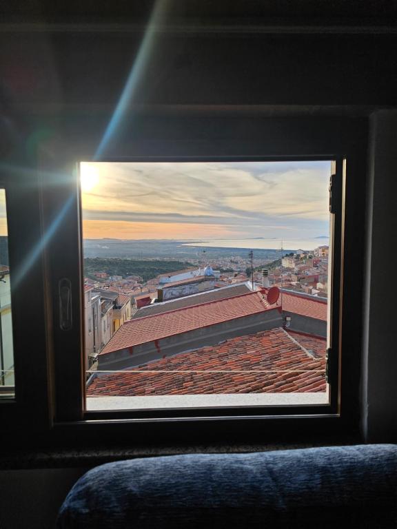 una ventana con vistas a la ciudad en The Sun's kiss en Sennori