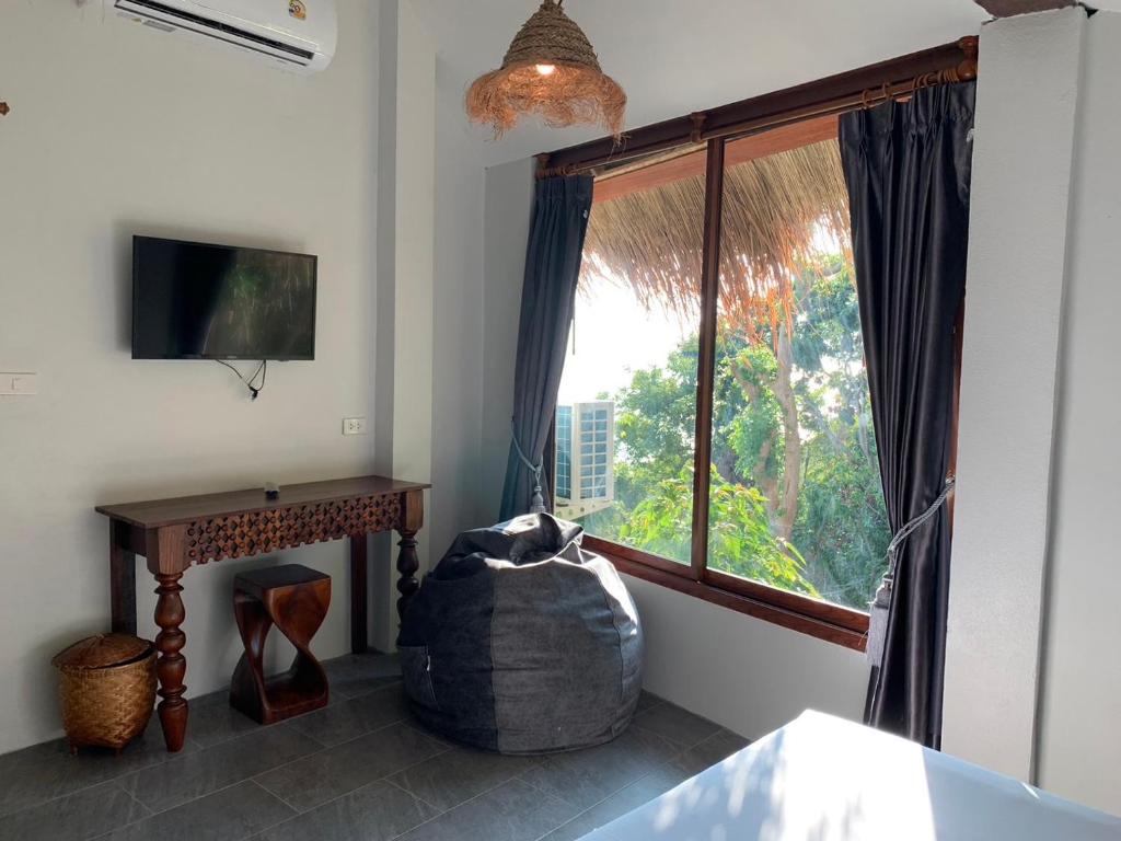 TV a/nebo společenská místnost v ubytování Kohtao Heritage Hideaway
