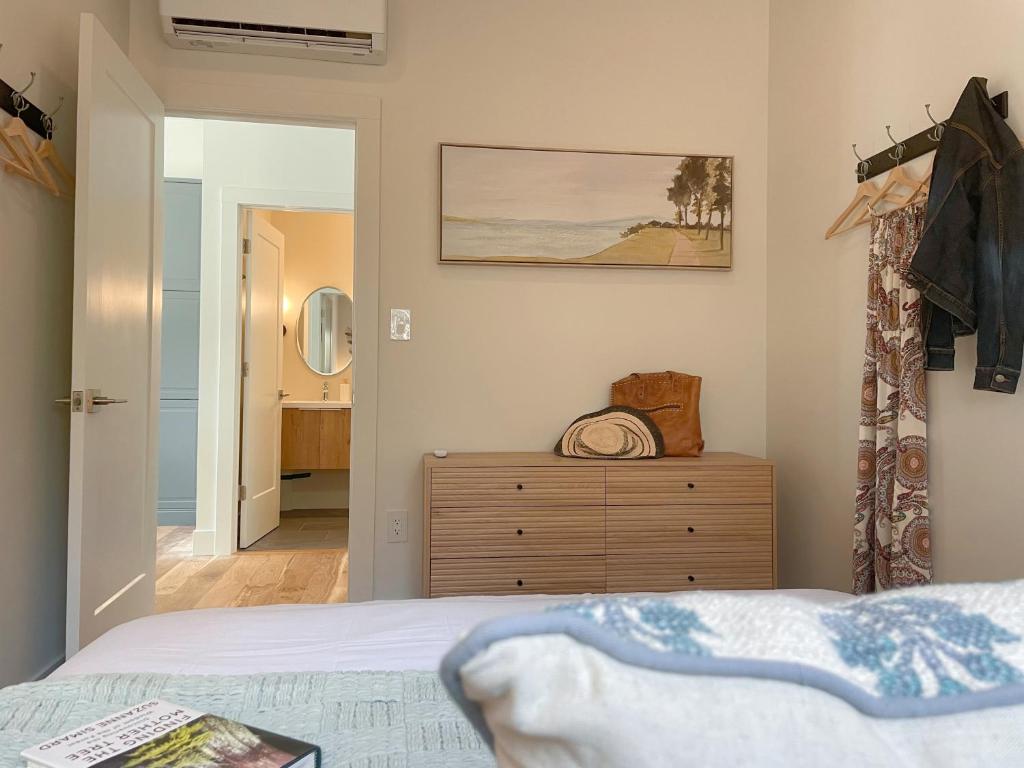 En eller flere senge i et værelse på Elora’s Irvine River Suite