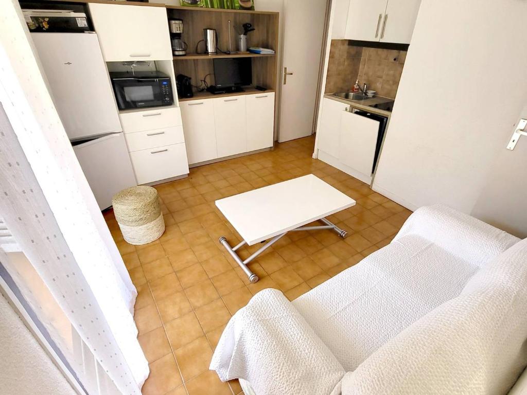un salon avec un canapé blanc et une table dans l'établissement Appartement T3 avec Parking, Piscine, Tennis et Wi-Fi - À 200m des Plages et Commerces - FR-1-316-304, à Six-Fours-les-Plages