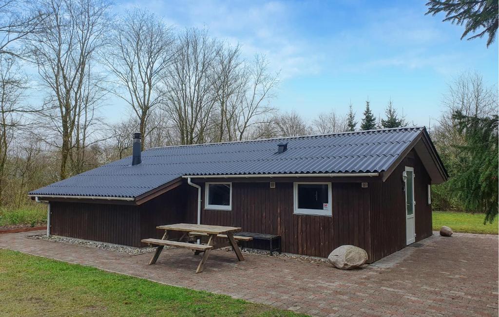 eine kleine Hütte mit einem Picknicktisch davor in der Unterkunft 2 Bedroom Beautiful Home In Toftlund in Toftlund