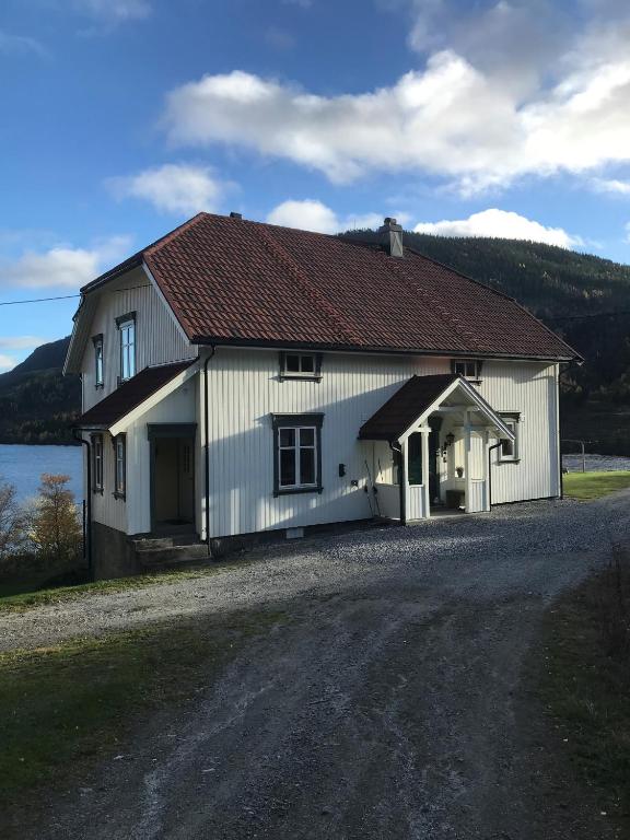 een wit huis met een rood dak op een weg bij Villa Hegeland in Vråliosen