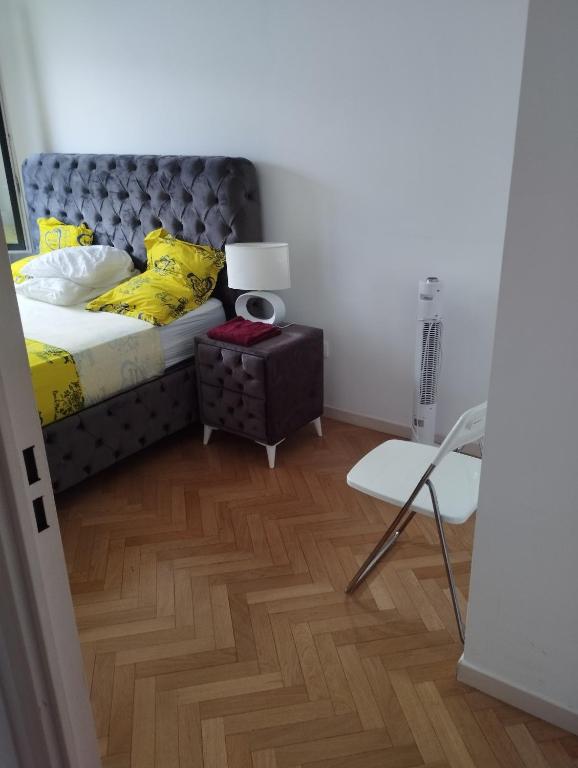 a bedroom with a bed with yellow sheets and yellow pillows at BEAU APPARTEMENT in Suresnes