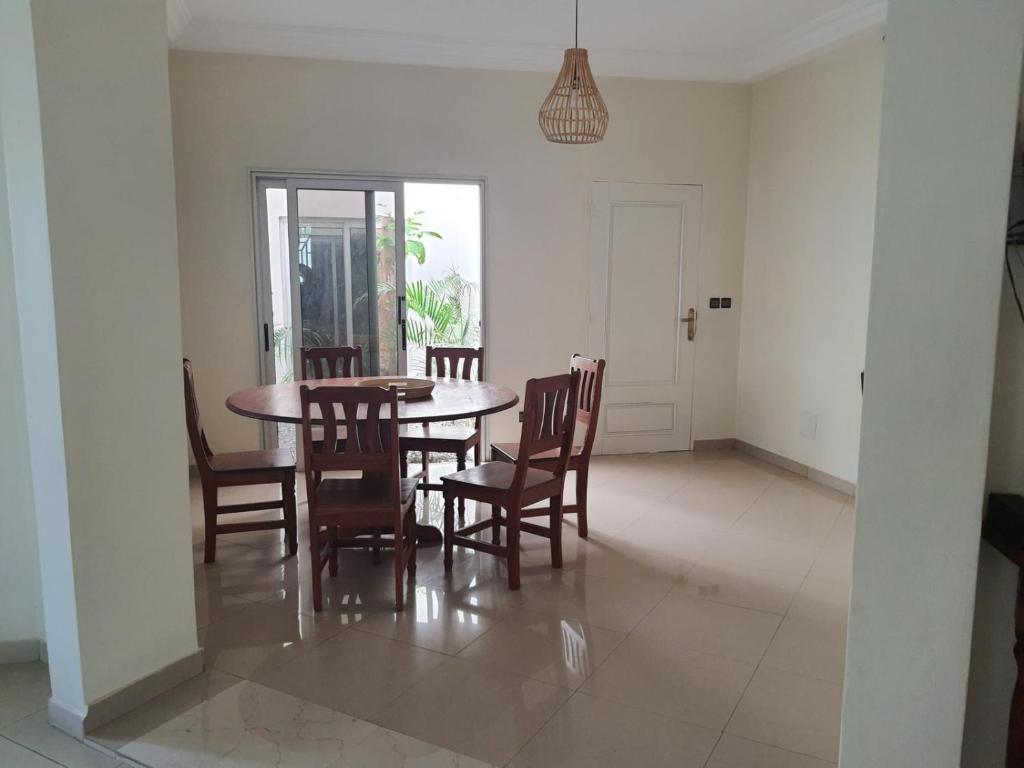 a dining room with a table and chairs at Appartement Seth in Lomé