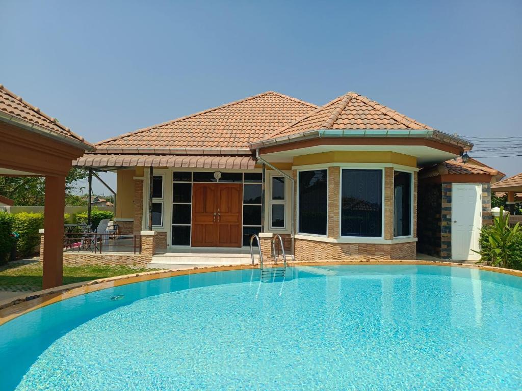 una piscina frente a una casa en พูลวิลล่าชะอำ Amazia Pool Villa en Cha Am