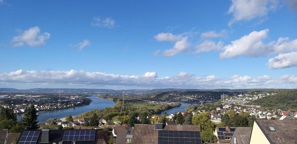 - une vue sur une rivière avec des bâtiments et une ville dans l'établissement Rheinblick am Rheinsteig Urbar-Koblenz, à Urbar