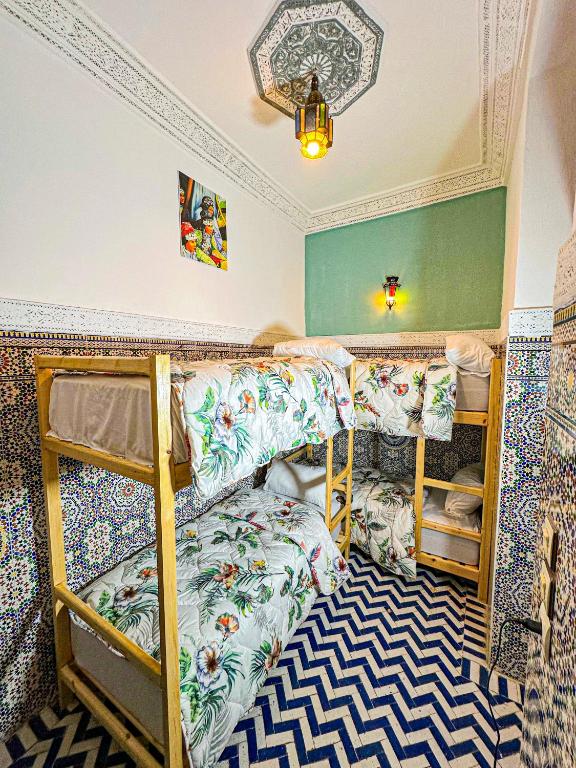 Postel nebo postele na pokoji v ubytování Hostel Speakeasy Fes