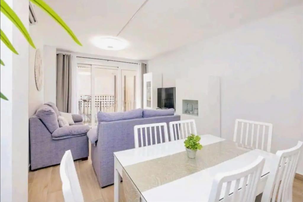 Televízia a/alebo spoločenská miestnosť v ubytovaní Apartamento Puerto Sol y Mar