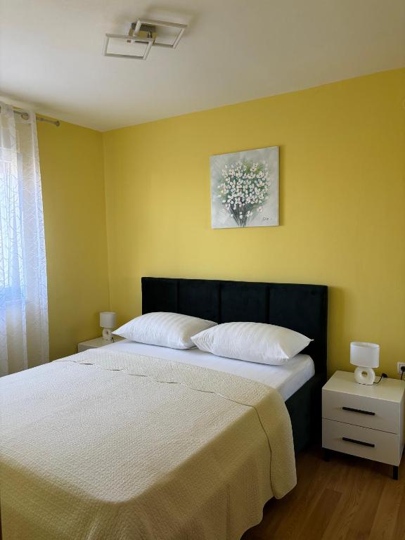 Posteľ alebo postele v izbe v ubytovaní Apartment Alena 1 i 2