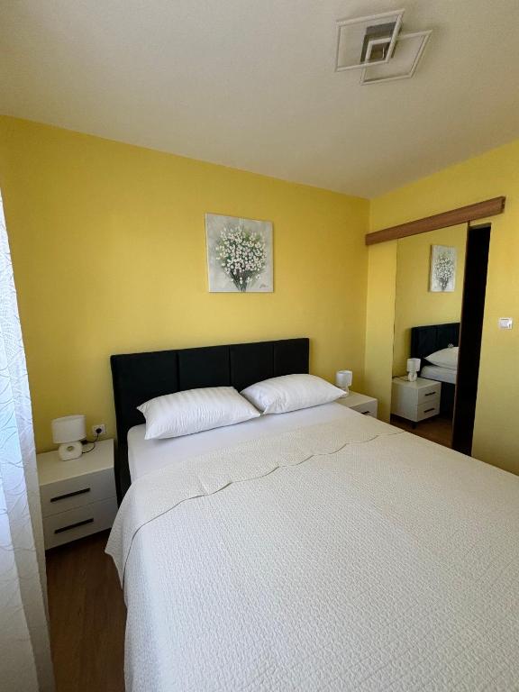 Posteľ alebo postele v izbe v ubytovaní Apartment Alena 1 i 2