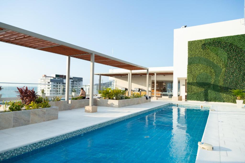 Gaira的住宿－Beachside Bliss: Salguero Suites，建筑物屋顶上的游泳池