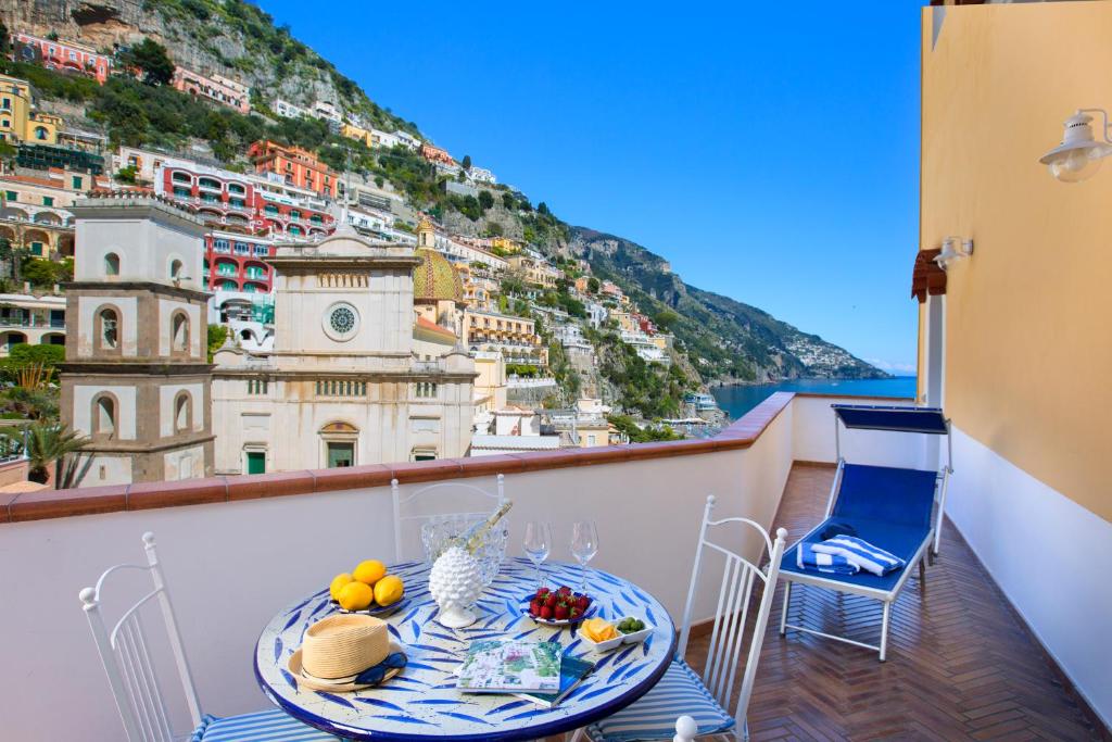 - une table sur un balcon avec vue sur le port dans l'établissement Casa Mimosa, à Positano