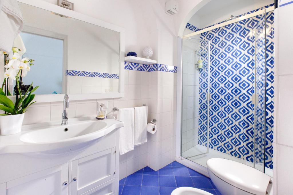 łazienka z umywalką i prysznicem w obiekcie Casa Mimosa w mieście Positano
