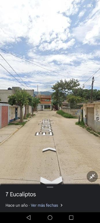 Une rue vide avec un tas de bâtiments dessus dans l'établissement T, à San Agustin de las Juntas
