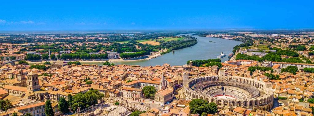 Nespecifikovaný výhled na destinaci Arles nebo výhled na město při pohledu z hotelu