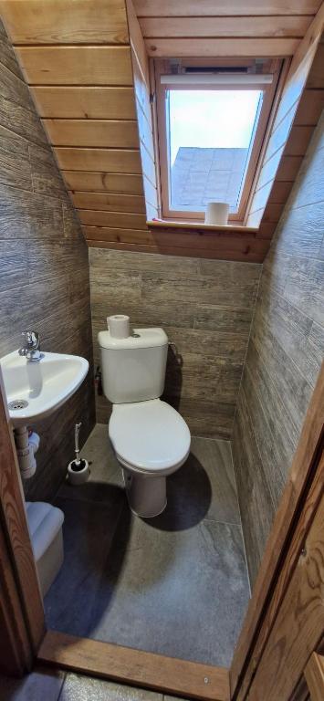 A bathroom at Vilka Cibulka a chata Cesnačik