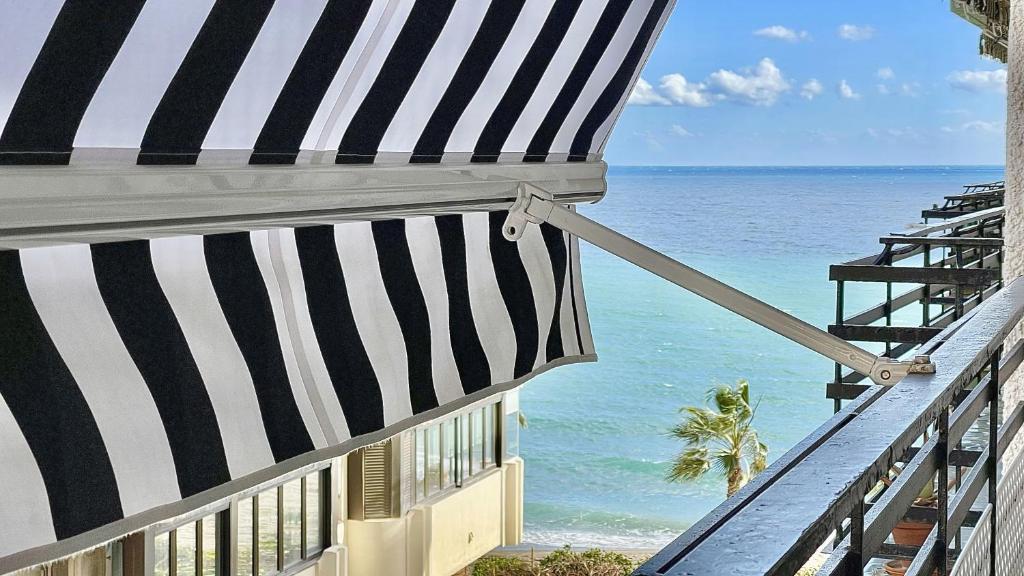 widok na ocean z balkonu budynku w obiekcie Beachfront 1BR apartment in center of MArbella! w Marbelli