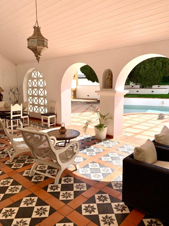 uma sala de estar com uma mesa e uma piscina em Casa Pitta Charm Villa em Santarém