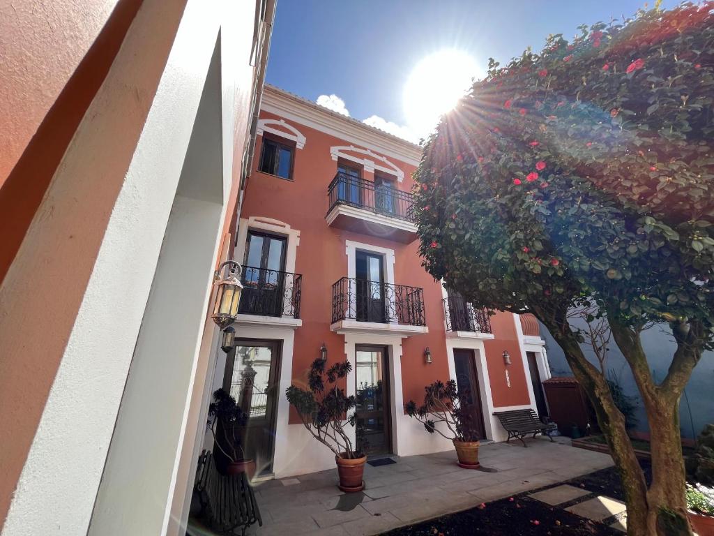 un edificio con un árbol delante de él en Hotel Cabo Ortegal, en Cariño