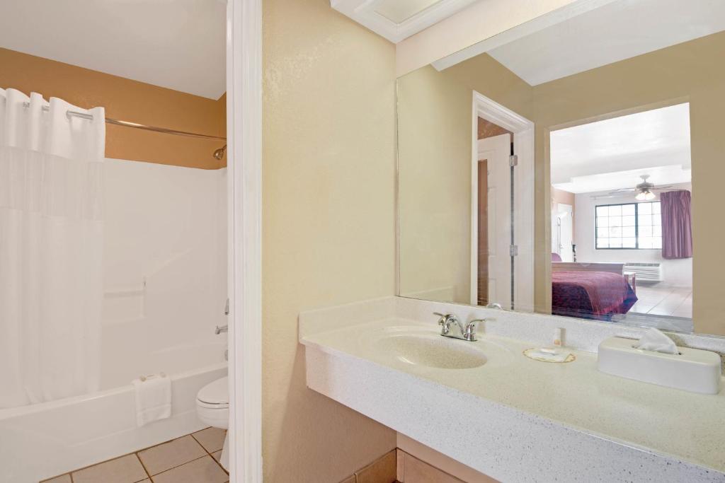 Days Inn & Suites by Wyndham Braunig Lake - Error