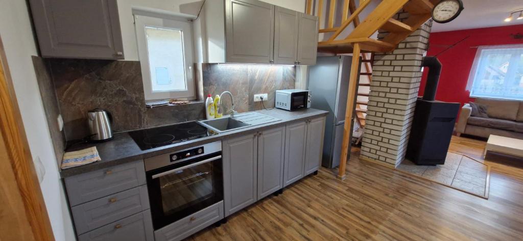 A kitchen or kitchenette at Vilka Cibulka a chata Cesnačik