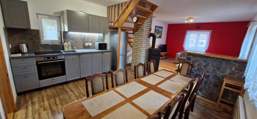A kitchen or kitchenette at Vilka Cibulka a chata Cesnačik