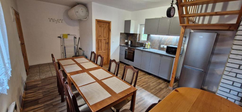 A kitchen or kitchenette at Vilka Cibulka a chata Cesnačik