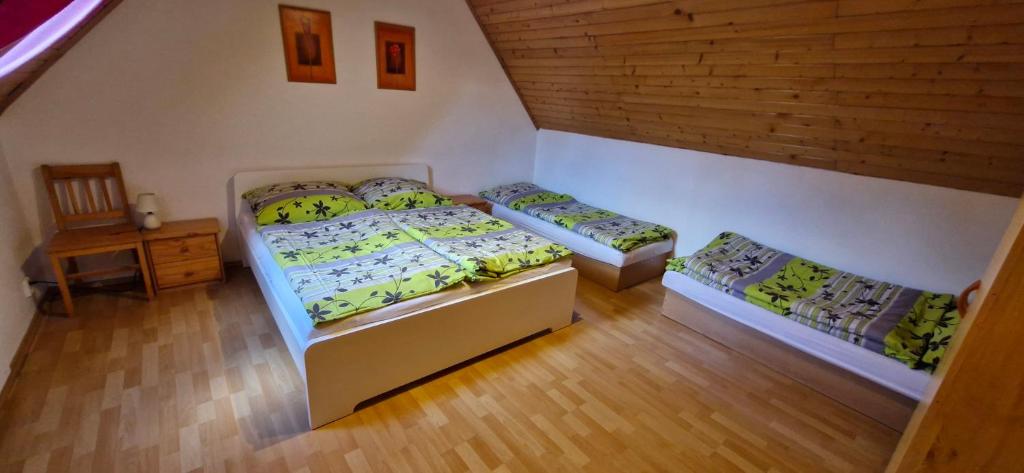 A bed or beds in a room at Vilka Cibulka a chata Cesnačik