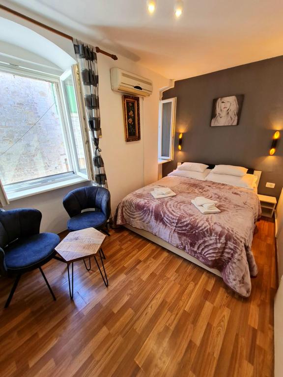 斯普利特的住宿－Inchy Accommodation，一间卧室设有一张大床和一个窗户。