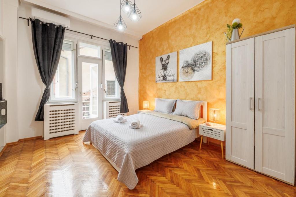um quarto com uma cama e uma grande janela em Apartment Stay em Novi Sad