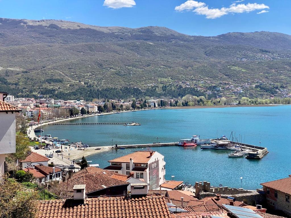 uma vista para um porto com barcos na água em Villa Norvegia em Ohrid